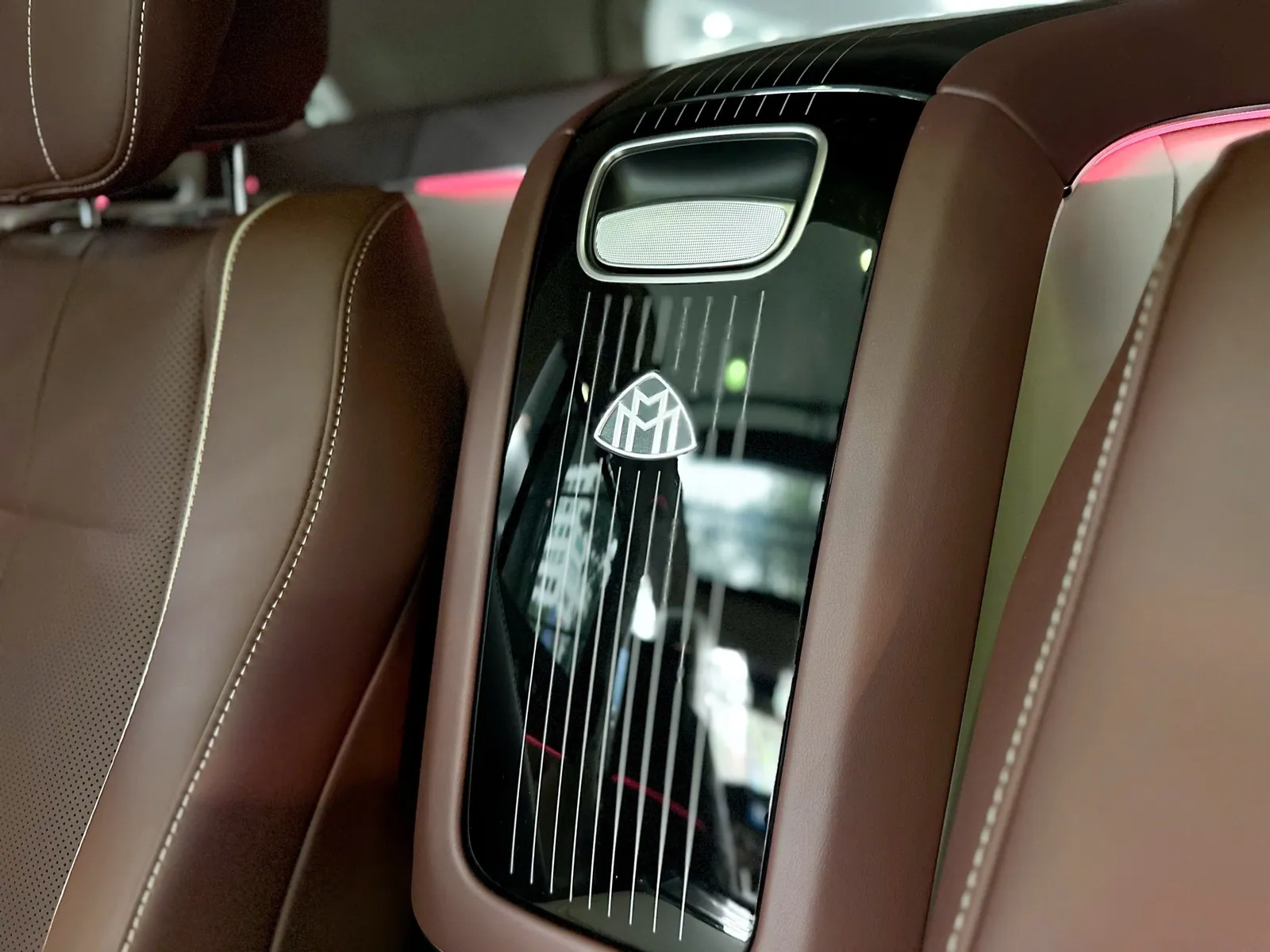 Bệ trung tâm giữa hai ghế sau có logo Maybach trên GLS 480 2026