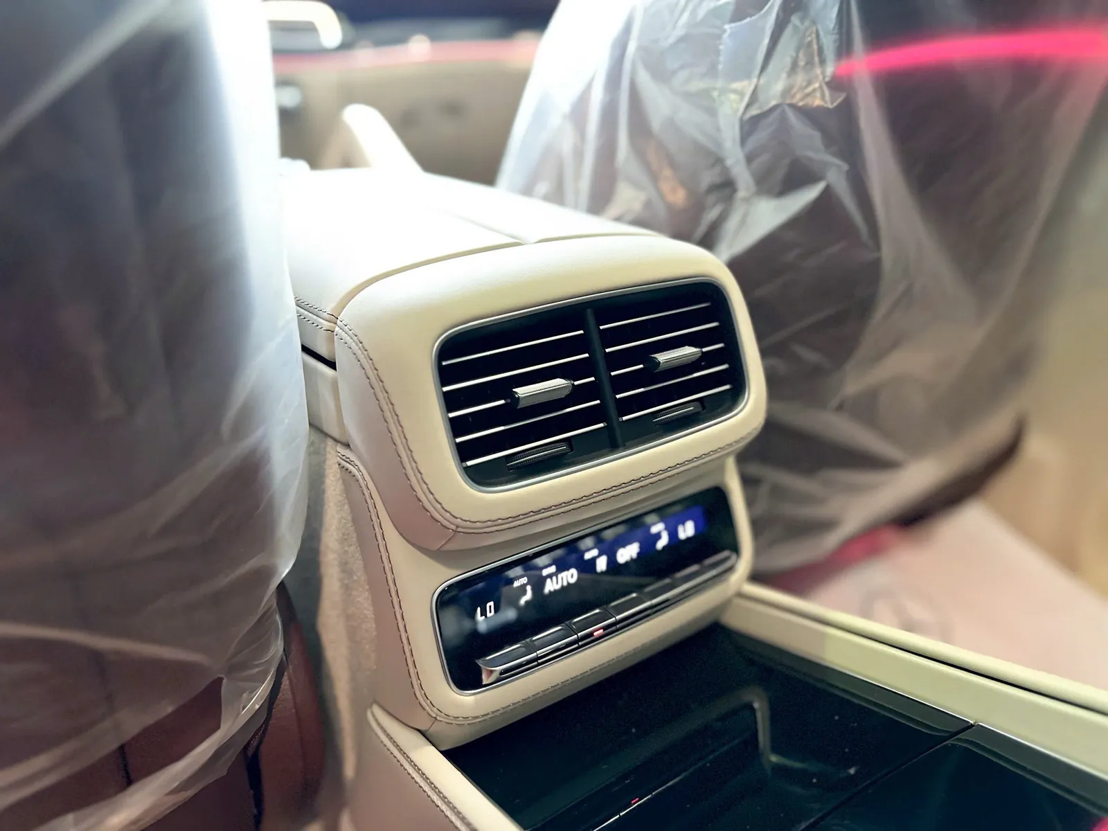 Cửa gió điều hòa và bảng điều khiển nhiệt độ hàng ghế sau Maybach GLS 480 2026