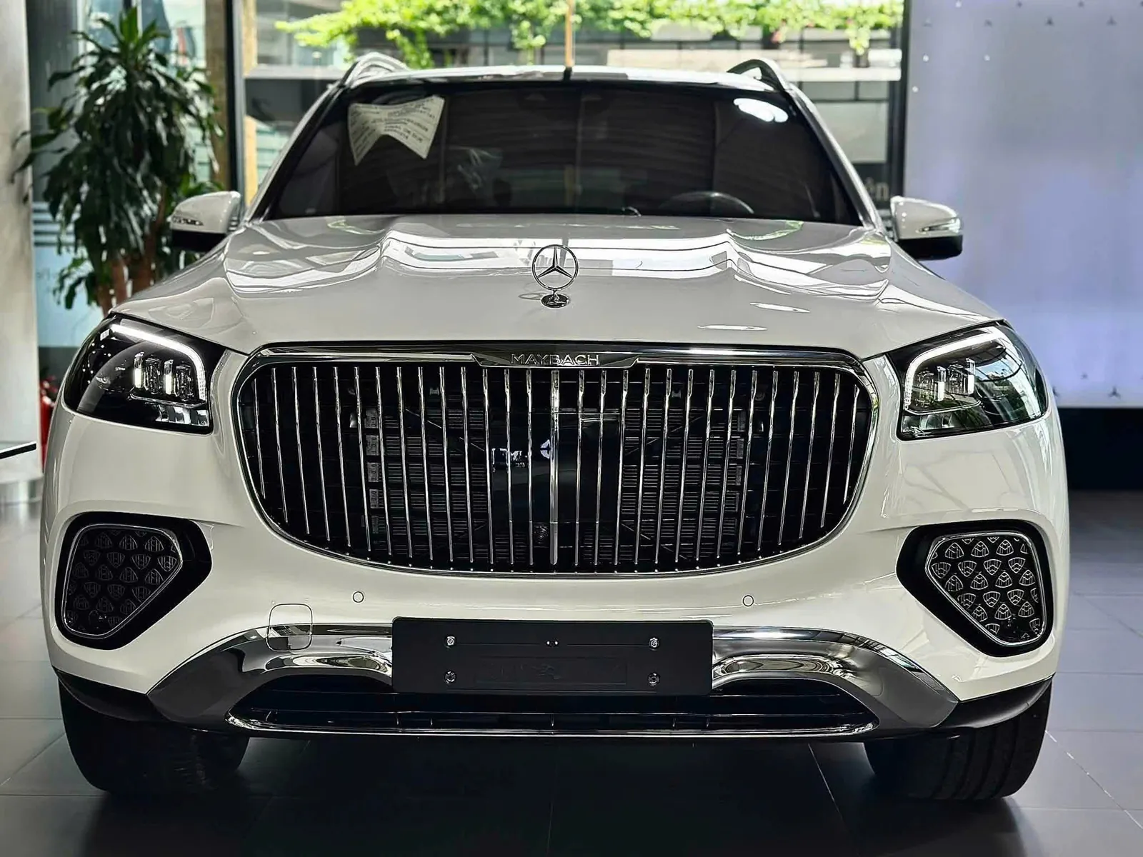 Đầu xe Mercedes-Maybach GLS 480 2026 màu trắng với cản trước mới mạ crôm