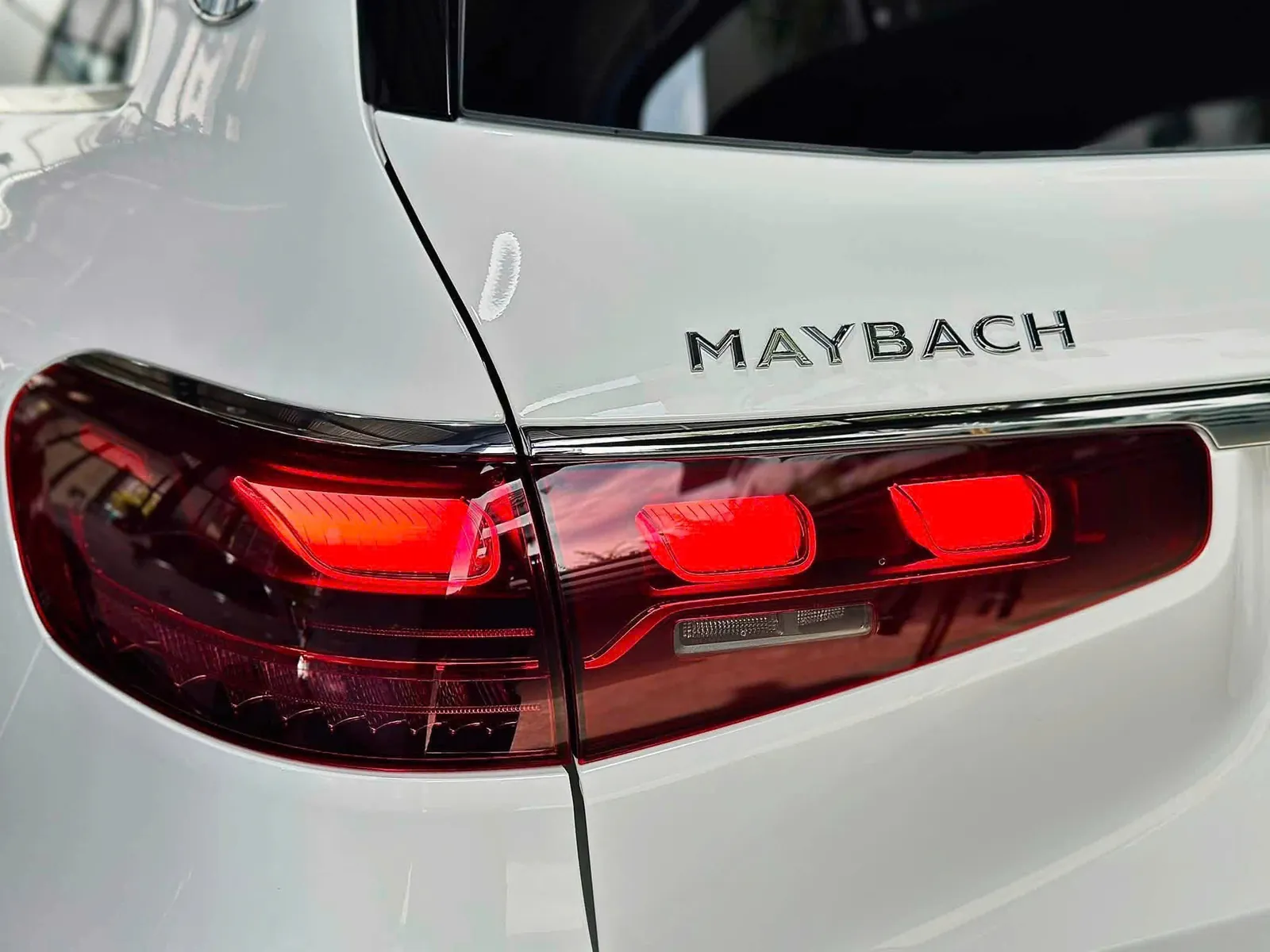 Đèn hậu LED đồ họa mới và logo Maybach trên đuôi xe GLS 480 2026