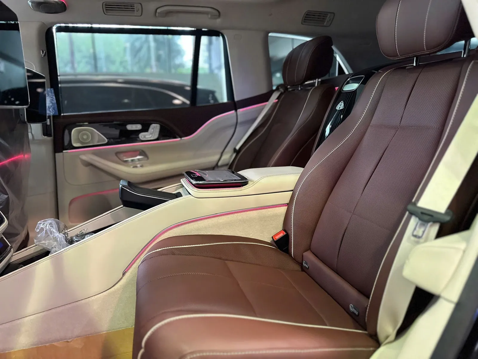 Ghế sau Mercedes-Maybach GLS 480 2026 nhìn từ cửa xe