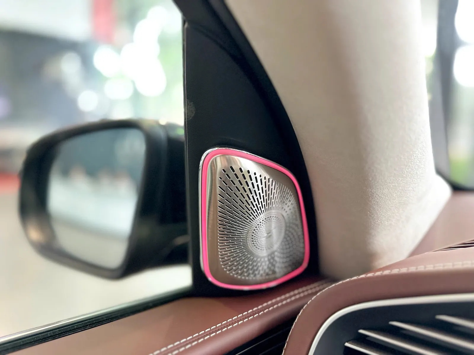 Loa Burmester trên cánh cửa Mercedes-Maybach GLS 480 2026