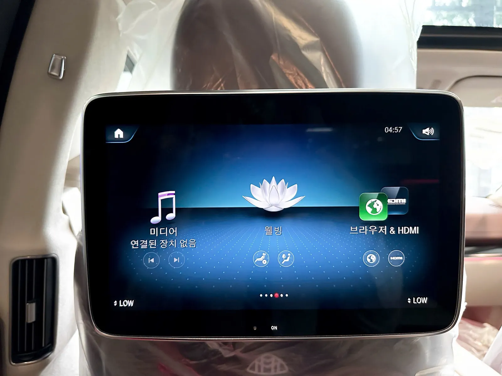 Giao diện màn hình MBUX hàng ghế sau trên Maybach GLS 480 2026