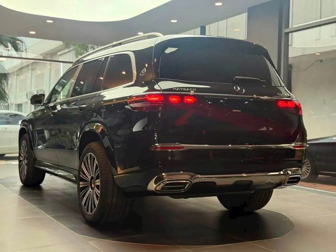 Đuôi xe Mercedes-Maybach GLS 480 2026 màu đen