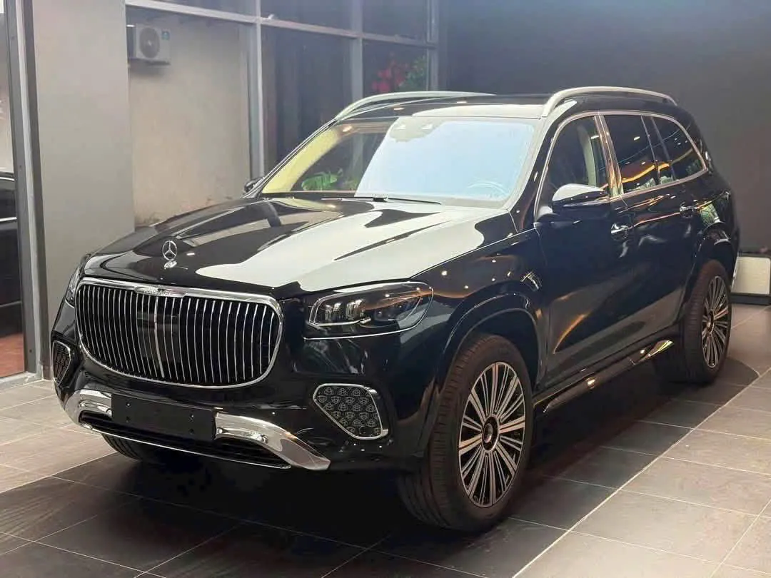Thân xe Mercedes-Maybach GLS 480 2026 màu đen nhìn ngang